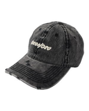 Gorra Reondeu negra desgastada con bordado blanco en 3D, estilo vintage streetwear, visera curvada con detalles rotos.